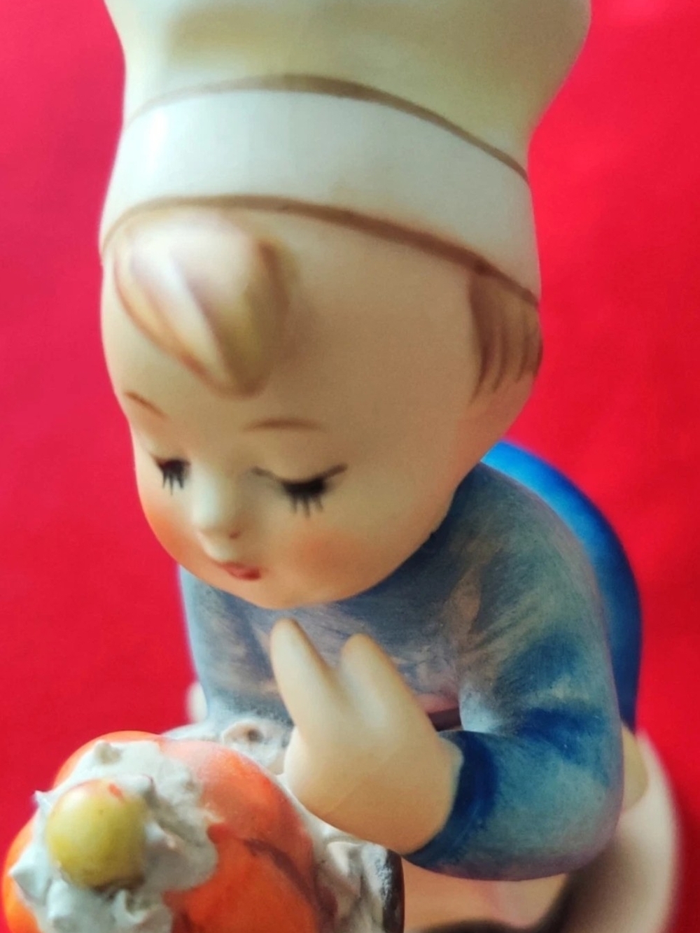 Goebel Hummel " Baker" (1960-1972) Porcelain Figurine...